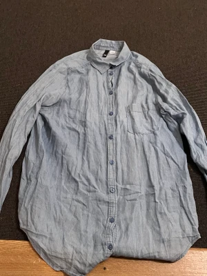 Skjorta  - En skjorta som aldrig är använd 