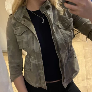 Kortärmad jacka  - Säljer denna coola och unika jackan från Zara. Storlek XS och har kamouflagemönster💓💓.