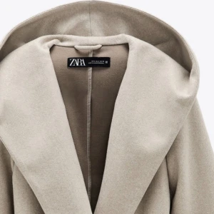 Grå Kappa Zara - Nästintill oanvänd kappa!  Nypris 1000kr! Lång, varm med huva och skräp i midjan🎀Stor i storleken. Exklusive frakt. 