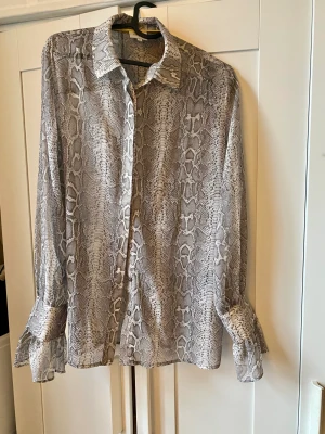 Animal print shirt - Selling this classic shirt never worn it. Material and the print is great 
