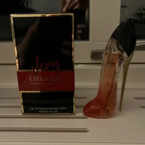 very good girl röd - Säljer min Very good girl parfym från Carolina Herrera pga råkade beställa två.