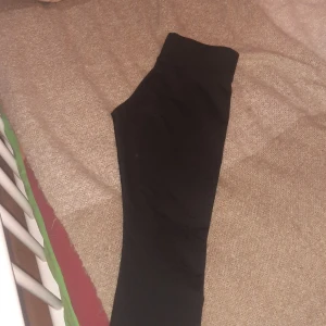 Konståkningsbyxor - Ett par konståknignsbyxor från decathlon, svarta och i bra skick. 