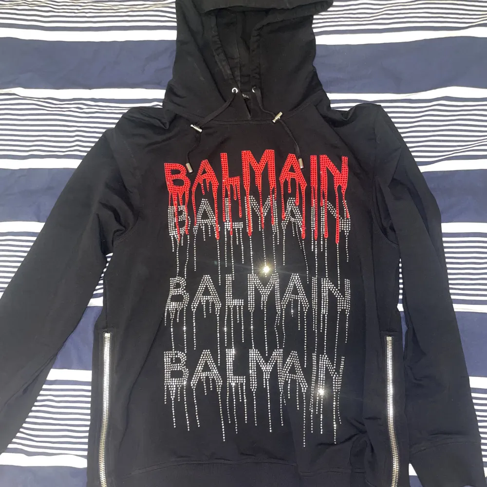 Balmain hoodie köpt i en balmain butik på ett köpcenter. Har kvitto, påse m.m. Den köptes precis i början av januari 2022. Säljer den pga den sällan används då passformen på mig personligen inte är perfekt.  Skicka ett dm om du har fler frågor!. Hoodies.