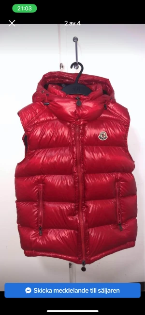 Moncler väst - Tjena folket, säljer min 100% äkta moncler väst andvänd några gånger efter sommaren mvh Benjamin