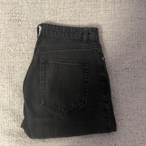 Straigt leg jeans - Dessa jeans är korta och lite av benet syns när man har på sig dem. Är inte säker på om någon kommer vara intresserad men kvaliteten är bra och de är bekväma. Kommer inte ihåg hur mycket jag köpte dem för. De är lite slitna men håller bra.