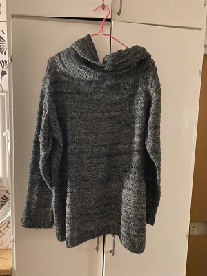 Stickad polotröja  - Stickad polotröja med glitter detaljer :) Köpt från Lindex och som ny! 