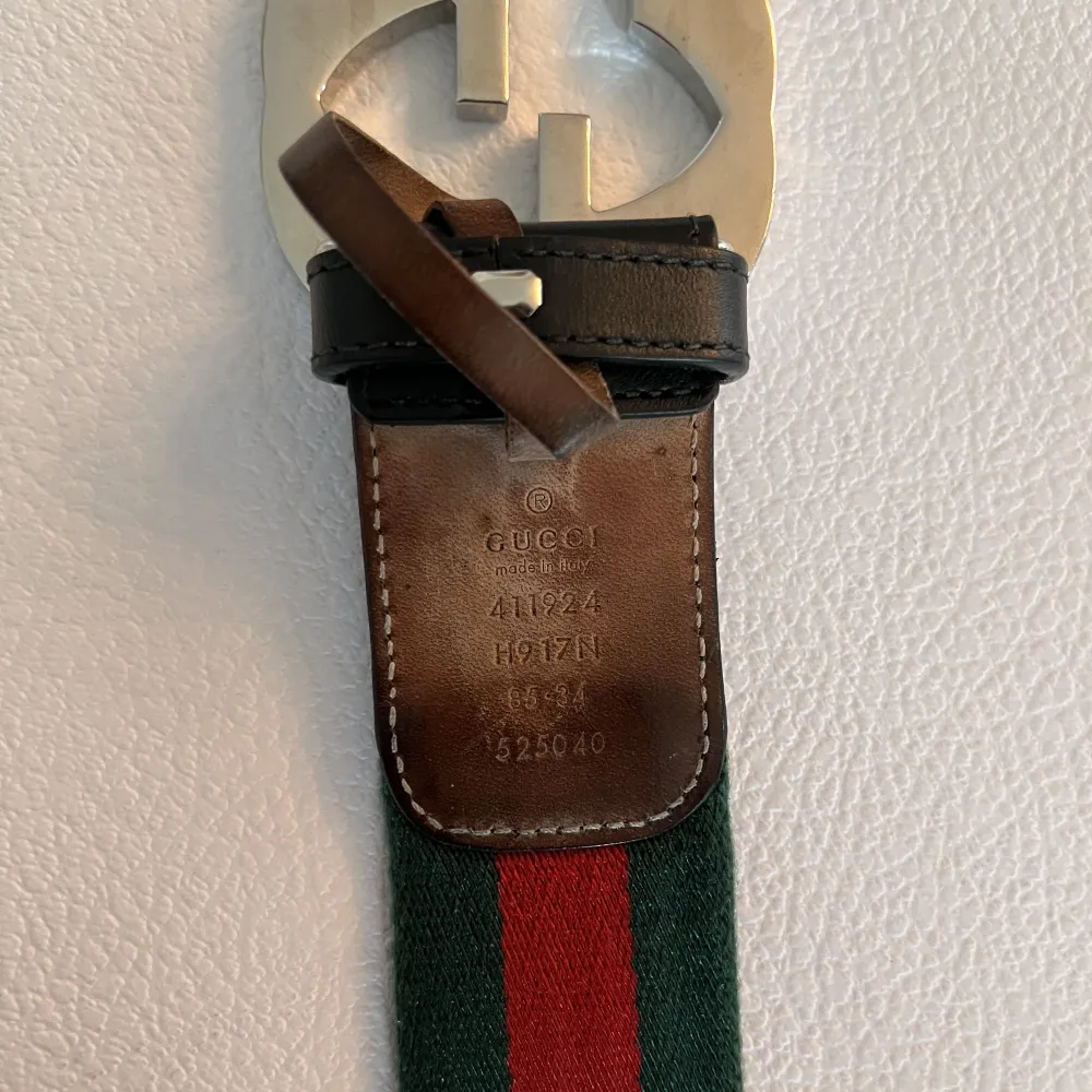 Modell: Gucci (Web belt with G buckle) Skick: 6/10 (Använd) Retail: 4290kr Mitt pris: 1650kr. Accessoarer.