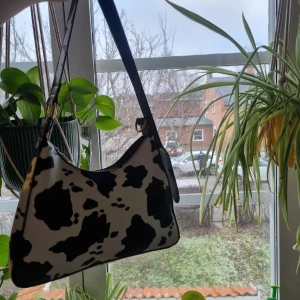 Komönstrad väska - Handväska med svart och vitt komönster. Köpt på plick i oanvänt skick och har bara använd den en gång. Som ny. Säljer för 50 kr + frakt💕