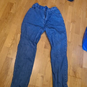 Jeans - Jeans med lite resor i midjan