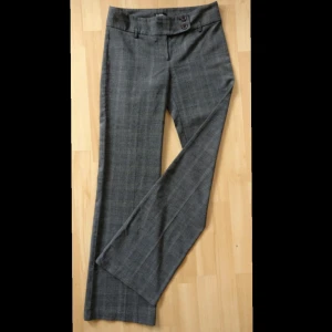 lågmidjade bootcut kostymbyxor - Säljer dom här jättesnygga byxorna som tyvärr inte passade mig😔😔midja 79 och innerben 81, priset är plus frakt