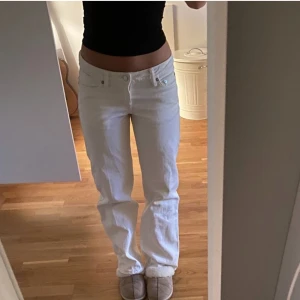 Arrow low  - Säljer dessa fina lågmidjade jeans från weekday då de är lite för korta för mig☺️ De är i väldigt fint skick🥰 