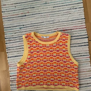 Cool topp från Zara - Så cool topp från Zara! Denna västen kan man göra så himla mycket med men den iommer tyvärr inte till användning. Jag är strl M/L. Frakt tillkommer för 69kr och skickar alltid spårbart för atg vara säker på att det kommer fram.