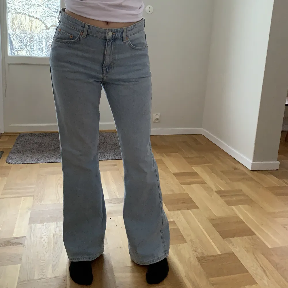 Weekday jeans: Sway Mid Bootcut Jeans i färgen lula blue storlek 30/34! Storleken är slutsåld på hemsidan, endast använda en gång. Pris: 100kr+frakt. Jeans & Byxor.