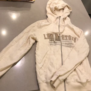 Kofta Xs - Beige kofta med tryck. I storlek Xs