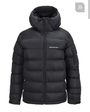 Peak jacka  - Säljer min peak performance dunjacka som är perfekt för vintern. Trendig och fin pufferjacka utan större defekter. Hör av er vid interesse. Köptes för 4000, säljer för 900, pris går att diskutera.