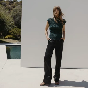 Jättefin topp från zara - Säljer denna jättefina populära topp från Zara. Säljer då jag köpte en för stor storlek. Den är därför helt ny med lapparna kvar!! Köpte för 99 kr💕(ordinarie pris 239) Helt slutsåld!