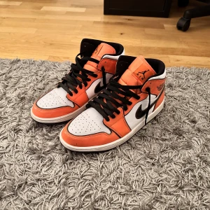 Jordan 1 mid turf orange  - Säljer mina jordan 1 mid turf orange pågrund av att jag inte använder dem längre och vill gärna bli av med dem. Dem är storlek 44.5. Kom gärna med pris förslag 