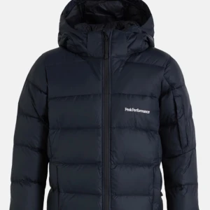 Peak performance jacka - Säljer min peak performance jacka då jag fick två stycken i jul fick en av både mamma och pappa så jag behöver bara en den är helt ny bara testad. Pris kan diskuteras :)) nypris 3000