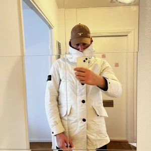 Stone island David-tc dunjack  - Säljer min vita stone island dunjacka Inköpt förra året nypris 14.500. Inga hål eller andra skavanker. Jag är 188cm lång så ni ser på bilden passformen.