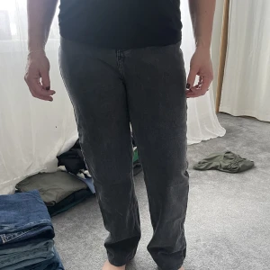 Jätte snygga A-dsgn jeans  - Gråa jeans från a-dsgn. Jätte snygga jeans som sitter jätte bra. Bara att höra av sig med funderingar eller bilder när jag har på mig dom. På bilderna har min mamma på sig dom😀