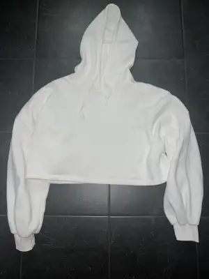 Säljer en vit croppad hoodie från GinaTricot i storlek S, pris 120kr
