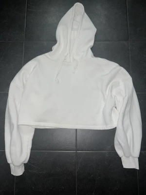 Vit croppad hoodie - Säljer en vit croppad hoodie från GinaTricot i storlek S, pris 120kr