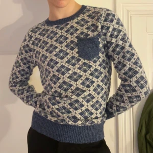 Blå vit tight stickad tröja ficka - Blå och vit tight stickad tröja med ett mönster av snöflingor, blå muddar och en blå ficka på bröstet 🌨🌨☃️