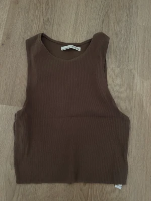 Croppat linne  - Ett brunt croppat linne ifrån pull&bear! Använt fåtal gånger