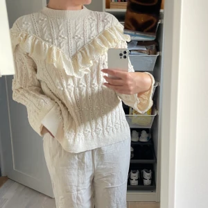 Stickad tröja  - Säljer denna superfina tröja från zara då den tyvärr inte kommer till använding längre. Storlek S och helt i nyskick! 