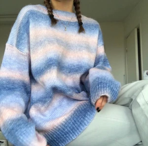 Stickad tröja - Så söt stickad tröja som jag tyvärr aldrig använt. Strl L så sitter snyggt oversize på mig som vanligtvis är en XS/S. Pm för frågor 🙆‍♀️ ‼️TRYCK INTE PÅ KÖP NU‼️