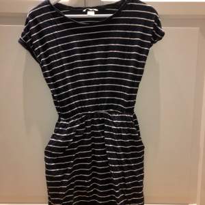 fin enkel klänning i storlek S, köpt på H&M för länge sedan, men väldigt sparsamt använd💕färgen är marinblå/svart + vita ränder!