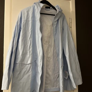 regnjacka - Helt oanvänd regnjacka säljes då paketet ej skickades tillbaka i tid. (Finns även fler oanvända kläder på min sida) Kläderna ligger även ute på fler sidor, pris kan diskuteras :)