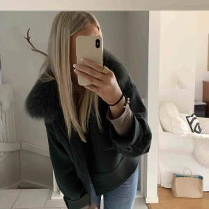 mörkgrön meotinejacka - säljer min fina meotine jacka!❤️byter gärna mot en annan färg! jättefint skick!❤️