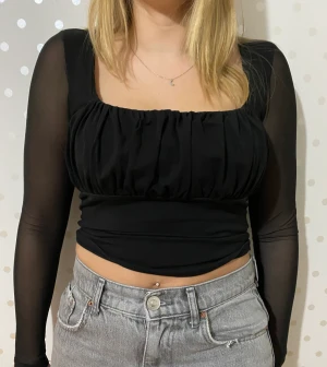 Långärmad topp - Så fin långärmad topp med meshärmar  som passar perfekt till fest eller liknande. Storlek s, säljer för 50kr + frakt💕