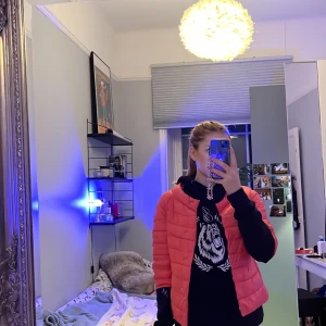 Dunjacka trekvartsärmad  - Köpt på Sellpy och den kommer bara inte till användning! Man ser att den är använd men inga hål eller sådant. Liknar Henro jackan och är perfekt till våren! ❤️❤️❤️priset är diskuterbart!! 