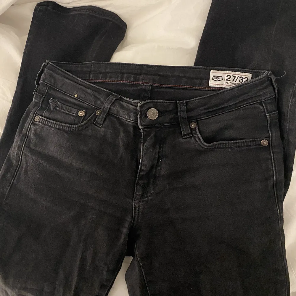 Lågmidjade boot jeans från crocker, storlek 27/32. De är tyvärr för små för mig, jättefina och fint skick🤍. Jeans & Byxor.