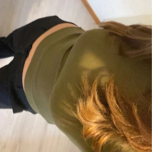 Mörkgrön tunn tröja - Säljer min mörkgröna tunna tröja från Gina tricot då ja inte använder den, skriv gärna för fler frågor eller bilder🤗💞