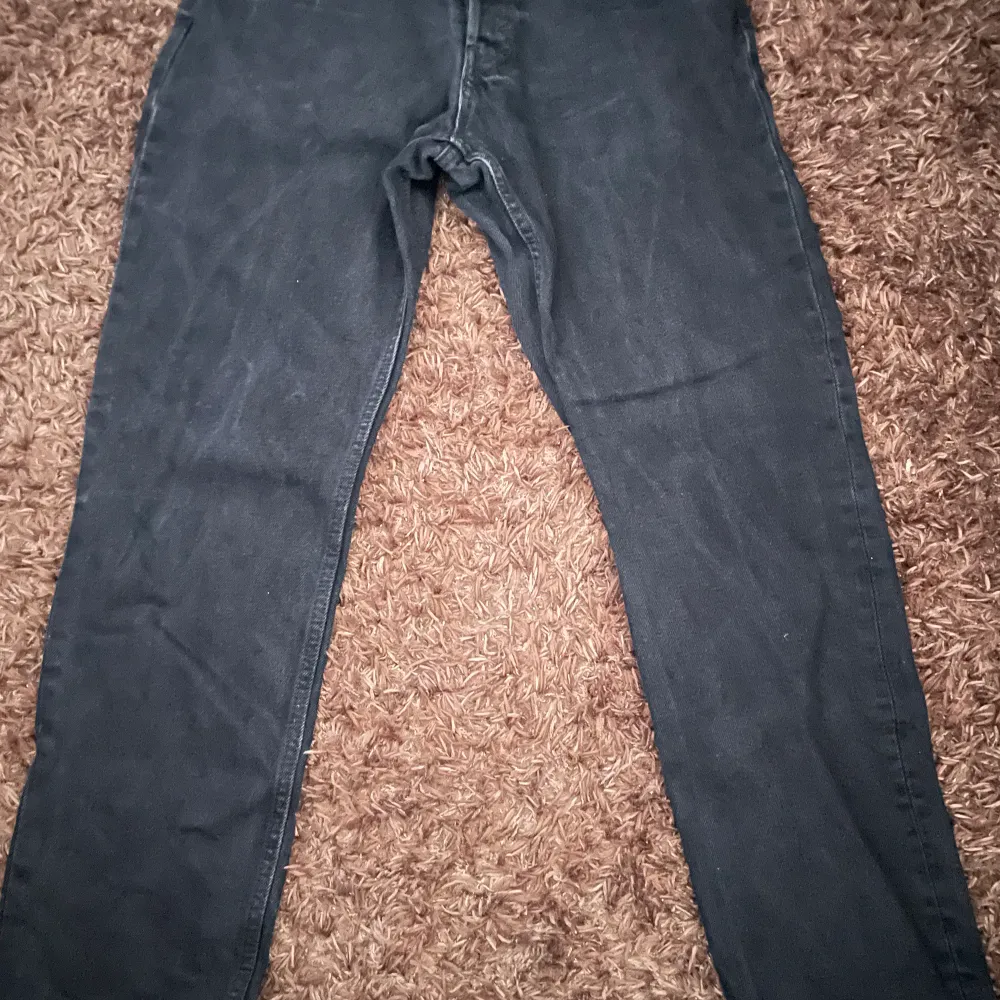 Hej säljer ett par svarat weekday byxor storlek 28 30. Säljer pågrund av att dem inte passar mig längre. . Jeans & Byxor.