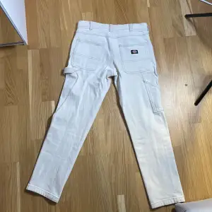 Ett par Dickies jeans med vintage-look.   W31 / L32 Bra skick, i helhet fina men det är lite smuts vid sömmen längst upp på vänster baksida. Kan skicka bild om så önskas.