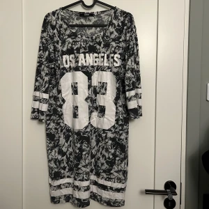 Längre tröja med tryck  - Längre tröja med tryck från Bikbok, strl. M.