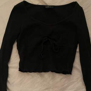 Snygg svart tröja som man kan ha till allt i storlek xs 