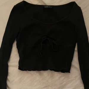 Svart tröja  - Snygg svart tröja som man kan ha till allt i storlek xs 