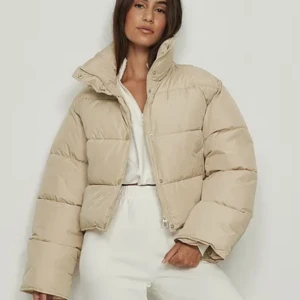 NA-KD Beige Croppad Vadderad Jacka - Croppad jacka med hög krage ifrån NA-KD. Fint skick!🎀 Nypris 549kr! Stor i storleken.  Exklusive frakt.