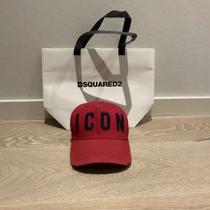 Dsquared 2 keps - Dsquared 2 keps ICON! I gott använt skick! Påse och tags fås med. Den är Onesize, så passar dem flesta! Hör av er vid funderingar eller om ni vill ha fler bilder!
