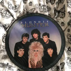 Säljer denna limited addition Blondie vinyl!!! Spelad fåtal gånger, dock har den bara en plast ficka som förvaring och inget ”kartong” omslag. 