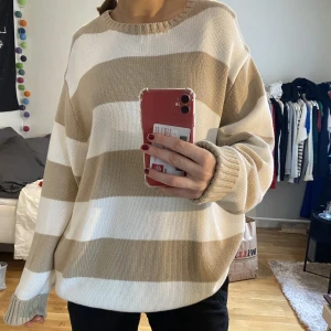 brandy Melville tröja - trendig o fin stickad tröja från brandy!  Mysig o oversized, i väldigt fint skick💞 Hör av er vid frågor eller bilder 🤗🤗