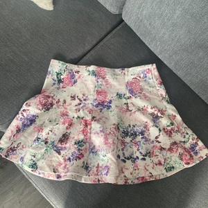 Kjol - Blommig kjol i Stl L