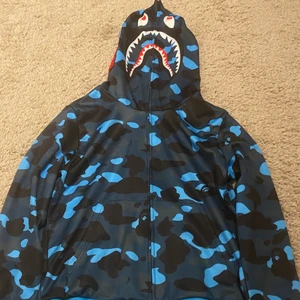Bape full zip up hoodie - Den är ej äkta. Väldigt bra skick och bara använd 2 gånger. Köpt för 400kr för cirka ett halvt år sen.