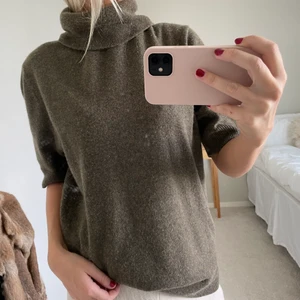 Stickad tröja  - Stickad polotröja från COS i 100% Kashmir, jättefint skick, 