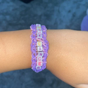 Fuck cancer armband - Har gjort det själv, köp detta armbandet med ett annat armband och så får du 10kr rabatt, med två andra får du 15kr rabatt, med tre andra får du 20 osv.❤️ kan skicka med fler snoddar ifall armbandet inte är tillräckligt stort💕
